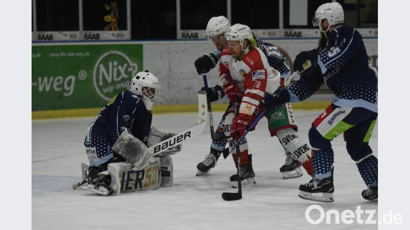 Die Blue Devils verloren am Sonntag das Oberpfalzderby gegen die Eisbären Regensburg mit 3:8. Hier taucht Tomas Schwamberger vor dem Kasten von Devils-Goalie Timon Bätge auf. Mit im Bild Barry Noe (rechts) und Marius Schmidt (hinten). Bild: gb
