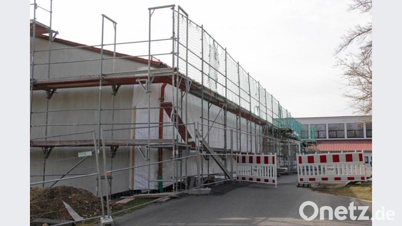 Bei der Sanierung der Fassade der Grundschulturnhalle sind noch Restarbeiten erforderlich. Bild: hd