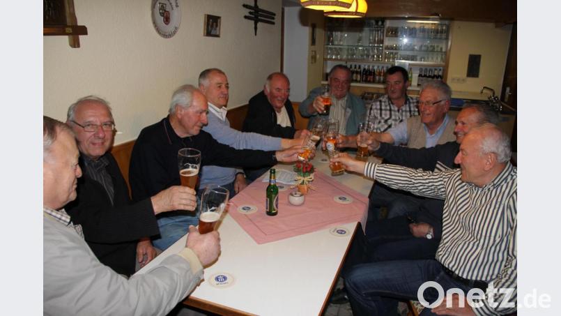 Ein Bild aus der Zeit vor Corona: In geselliger Runde prosten sich die Oberviechtacher Feuerwehrsenioren am Stammtisch zu. Nicht nur sie vermissen die monatlichen Treffen mit Gleichgesinnten. Bild: frd