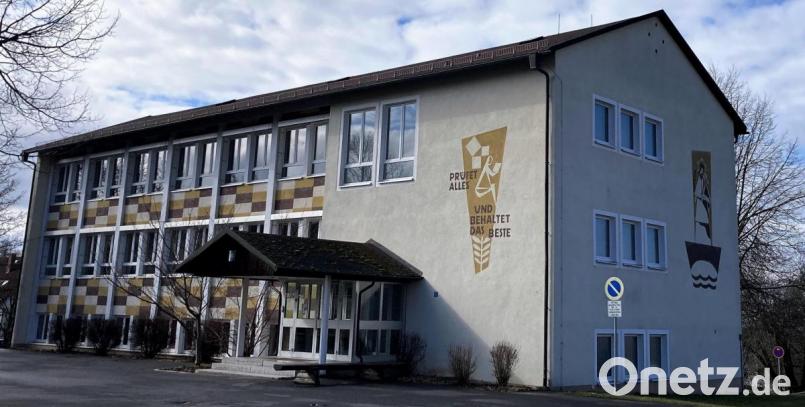 Direkt neben dem ehemaligen Schulhaus soll die Zentrale mit dem Hackschnitzellager errichtet werden. Bild: stg