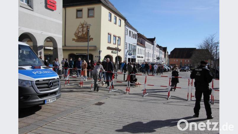 Zahlreiche Bürger verfolgten die Demonstration außerhalb der Absperrungen. Bild: kro