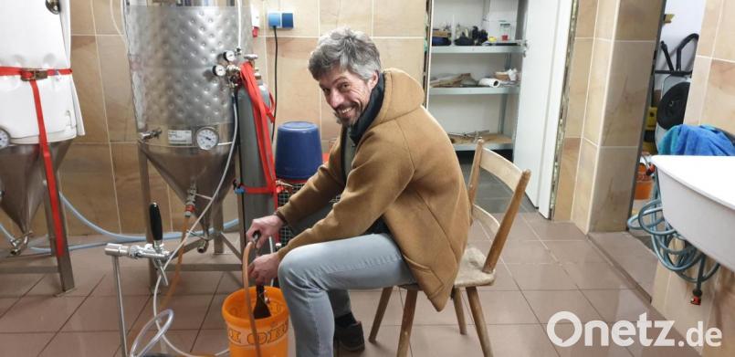 Vorsitzender Thomas Ott füllt das Starkbier in Flaschen ab. Bild: msh