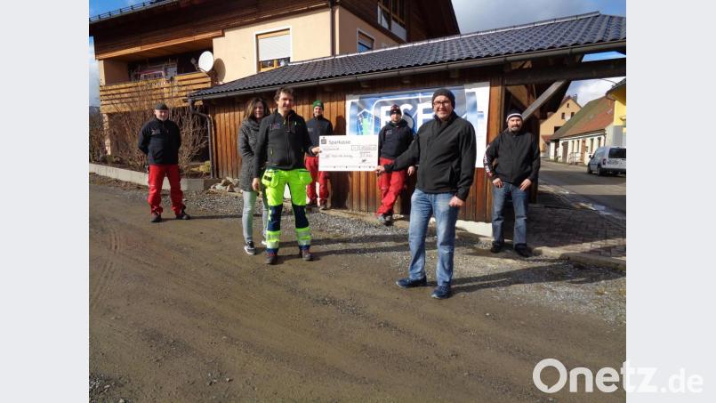 Stefan Reitinger und seine Frau Rosi überreichten Thomas Eckl den symbolischen Scheck. Rechts daneben Martin Hauser und dahinter ein Teil der Mitarbeiter. Bild: amö