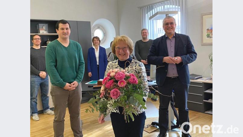 Barbara Figulla (vorne) geht in den Ruhestand. In kleiner Runde wurde sie im Rathaus von Bürgermeister Richard Tischler (von rechts), Verwaltungsleiter Bernhard Baumer, Evi Tischler, dem Trausnitzer Bürgermeister Martin Schwandner und Kämmerer Christian Hechtl verabschiedet. Bild: Völkl