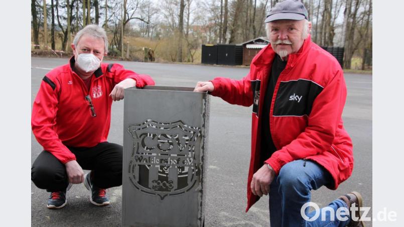 Der neueste Blickfang beim TSV Waldershof: Bernd Aßmann (links) und Gerhard Greger (rechts) präsentieren den TSV-Feuerkorb. Bild: kro