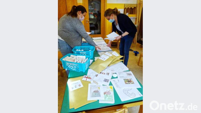 Liebevoll packen die Erzieherinnen die Frühlingsüberraschung für die Kinder zusammen. Bild: njn