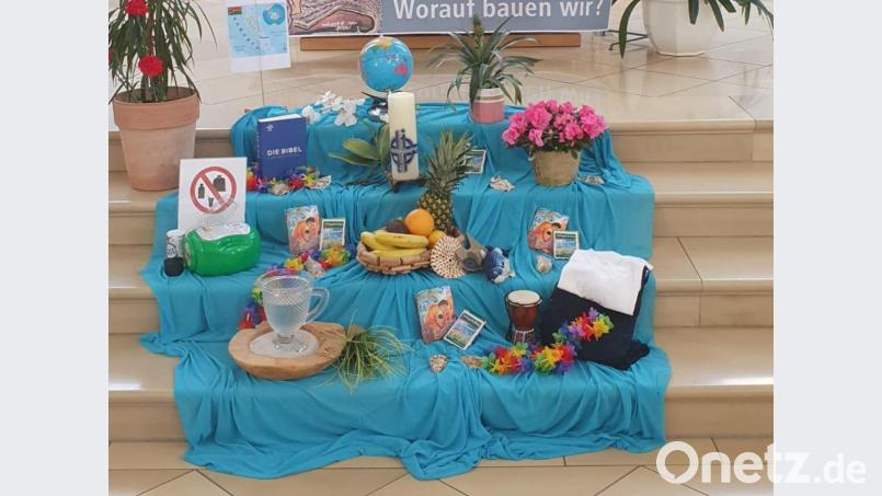 Landestypische Gegenstände aus Vanuatu standen auf den Altarstufen der Herz-Jesu-Kirche. Bild: mrb
