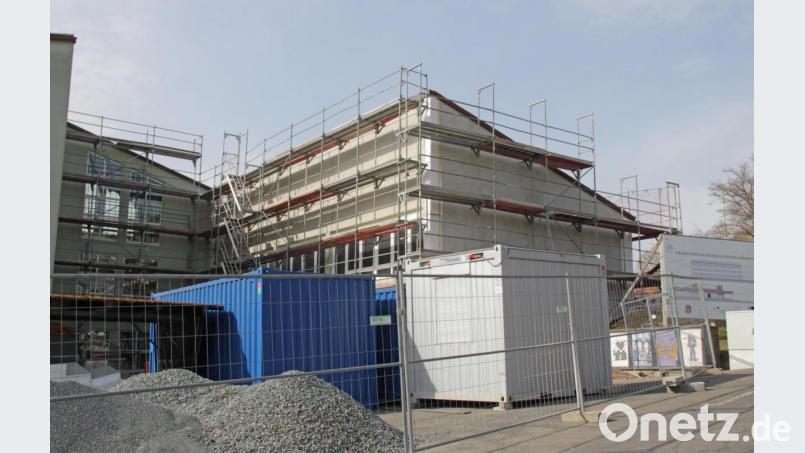 Zurzeit werden Restarbeiten bei der Fassadensanierung der Grundschule erledigt. Bild: hd