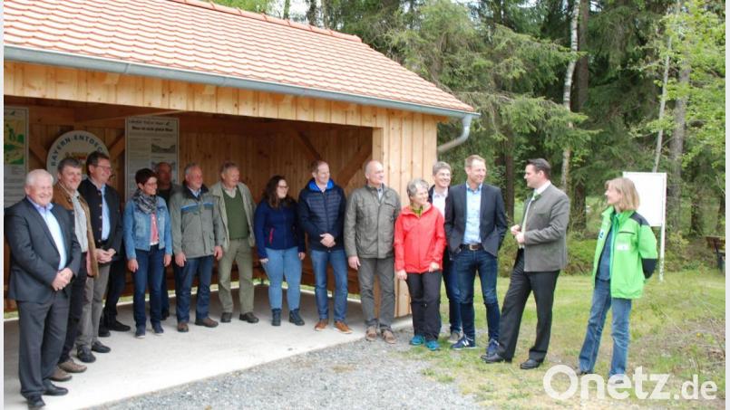 Landrat Thomas Ebeling (ab Zweiter von rechts) als Vorsitzender des Vereins Naturpark Oberpfälzer Wald, Geschäftsführer Christian Meyer, Mitarbeiter Markus Kurz, Touristik-Chefin Alexandra Beier und der Thansteiner Bürgermeister Walter Schauer sowie Gebietsbetreuerin Birgit Simmeth (rechts) freuen sich mit Vereinsmitgliedern über die gelungene neue Unterstellhütte am Besucherparkplatz Kulzer Moos. Bild: Portner