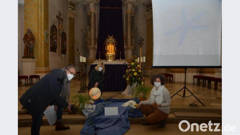 Mit verschiedenen Gegenständen bauten die Frauen um Vorsitzende Katrin Poschenrieder (rechts) symbolisch das Weltgebetstagsland Vanuatu auf. Auf der Leinwand wurde den Teilnehmern die bunte Vielfalt dieses wunderschönen Landes vor Augen geführt. Bild: dob