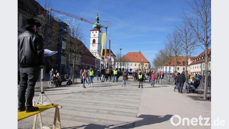 Der obere Marktplatz bildete die Kulisse für die &quot;Querdenker&quot;-Demo. Die Polizei sprach am Ende von insgesamt rund 100 Demonstranten. Bild: kro