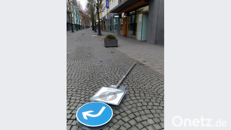 An diesen Verkehrsschildern am Josef-Witt-Platz hat ein betrunkener 26-Jähriger sich offenbar ausgetobt. Bild: Ibl