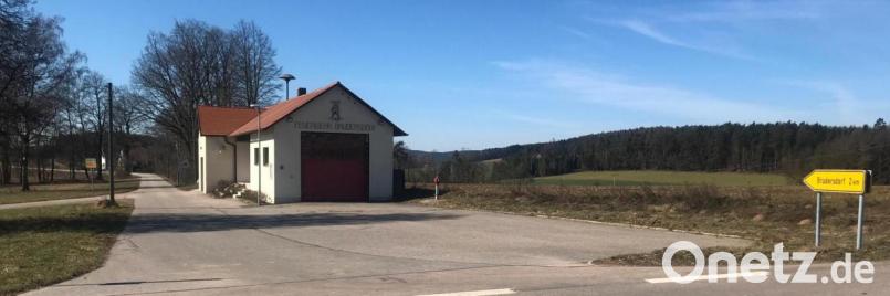 Durch den Anbau an die Fahrzeughalle fallen Parkplätze für die Einsatzkräfte weg. Sie müssen deshalb auf den neuen Vorplatz verlegt werden, der südlich (links) entsteht. Daraus wiederum resultiert die Notwendigkeit, die direkt am Gerätehaus vorbei führende Gemeindeverbindungsstraße auch nach Süden zu verlegen Bild: Wilhelm Amann