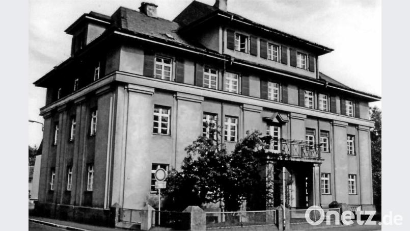 AOK TIR in der Bahnhofstr. Im 2. OG wohnte Dr. Klein als Zimmerherr beim Direktor der AOK, im Erdgeschoss arbeitet Anna Riedl. Archivbild: tsp