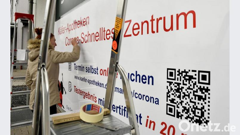 Corona-Schnelltest-Zentrum: In der Marienstraße in Amberg bringt eine Apotheke am Montag ein großes Schild an. Ab dieser Woche soll es für alle wöchentlich einen gratis Corona-Schnelltest geben. Das haben Bund und Länder vereinbart. Bild: Petra Hartl
