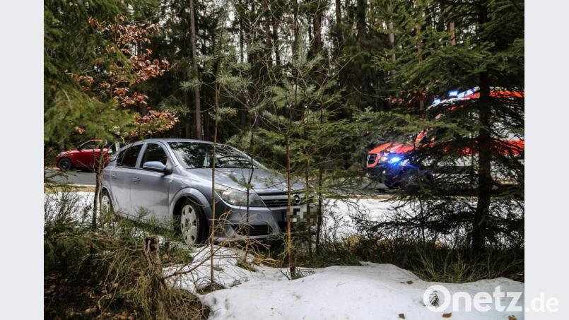 Ein Auto kam auf der Straße von Poppenreuth nach Friedenfels von der Straße ab. Bild: rw