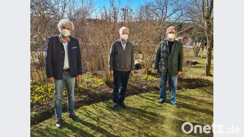 Mit vielen guten Wünschen überreichten die FW-Vertreter Wolfgang Lippert (links) und Hans Klupp (rechts) an Karl Haberkorn Gutscheine für eine kulinarische Reise durch den Landkreis. Bild: Freie Wähler/exb