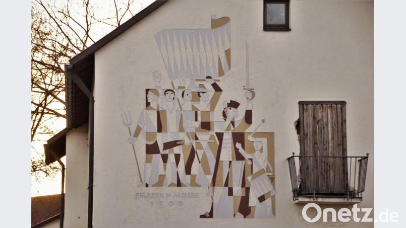 Das Sgraffito am alten AOK-Gebäude zeigt Pfarrer Florian von Miller (mit Schwert und Standarte) an der Spitze der Aufständischen. Die Tage von Gebäude und Bildnis sind nunmehr gezählt. Bild: Mardanow
