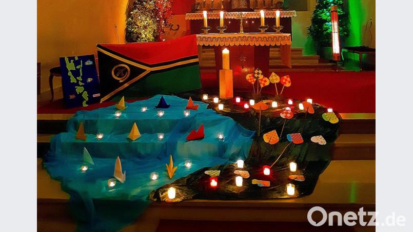 Mystisch beleuchtet und mit vielen Verweisen zu Vanuatu präsentierte sich der Altarraum der Friedenfelser Pfarrkirche am Weltgebetstag der Frauen. Bild: bsc