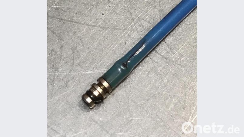 Ein kleiner Riss in einem Druckluftschlauch hatte in der Nacht zum Samstag große Auswirkungen auf die Zeitungsproduktion im Druckzentrum von Oberpfalzmedien in Weiden. Erst am Samstagmorgen konnten unsere Techniker den defekten Schlauch austauschen. Bild: Nicola Schiffer