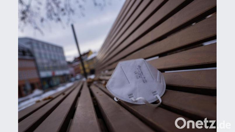 Eine FFP2-Maske liegt auf einer Parkbank in Schweinfurt. Archivbild: Nicolas Armer/dpa