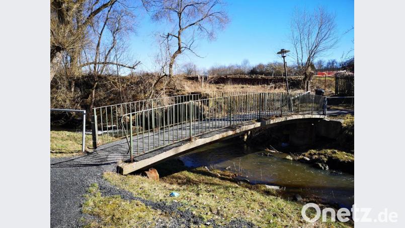 Den schlechten Zustand der Brücke, die am Ende der Angergasse über den Seibertsbach hinüber zum Heurangweg führt, kritisierte Heribert Hegen im Stadtrat. Bild: lnz