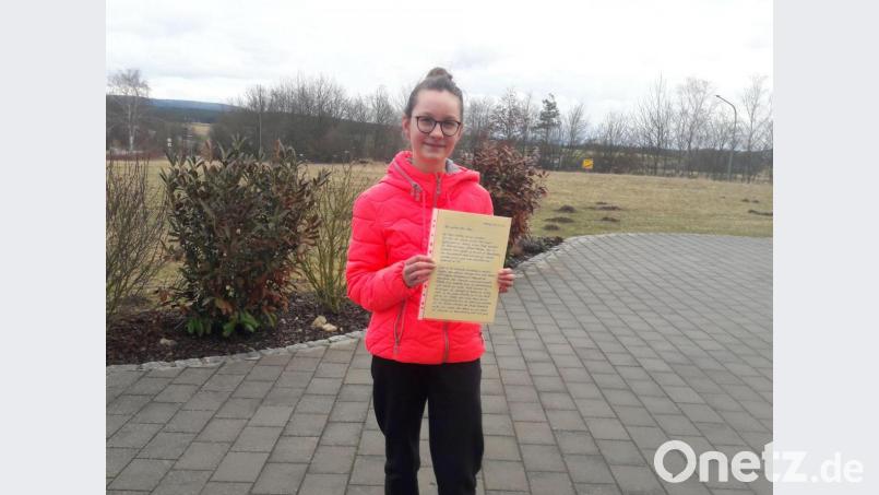 Sechstklässlerin Christina Luber mit dem Brief an den Ministerpräsidenten. Bild: Familie Luber
