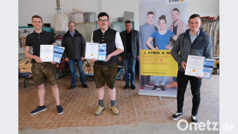 Max Kratzer, Lukas Scharl und Stefan Birner (vorn, von links) wurden für Bestleistungen bei der Abschlussprüfung der Elektroniker der Energie- und Gebäudetechnik ausgezeichnet. Dahinter (links) Marko Hägler, in dessen Betrieb Stefan Birner gelernt hat, und Georg Wittmann (rechts), stellvertretender Innungsobermeister. Bild: usc