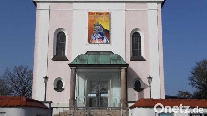 Ein Banner über dem Kirchenportal verweist auf die einjährigen Wallfahrts-Feierlichkeiten in St. Dionysius. Bild: uz