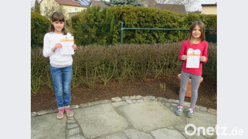 Die beiden jüngsten Teilnehmerinnen Lina Plödt(links) und Sina Mastalar freuen sich über ihre Urkunden. Bild: adj
