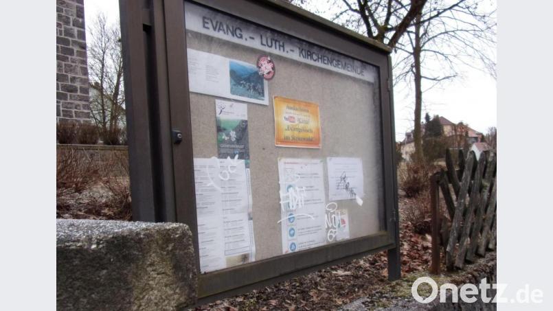 Mit Schriftzügen in weißer Farbe verunstalteten Unbekannte den Schaukasten der evangelischen Kirche in Windischeschenbach. Bild: exb