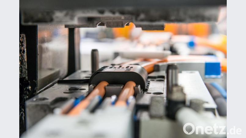 So sieht bei Nexans autoelectric mit Sitz in Floß (Kreis Neustadt/WN) die Produktion von Kabelsätzen für E-Fahrzeuge aus. Bild: Frank Huebler