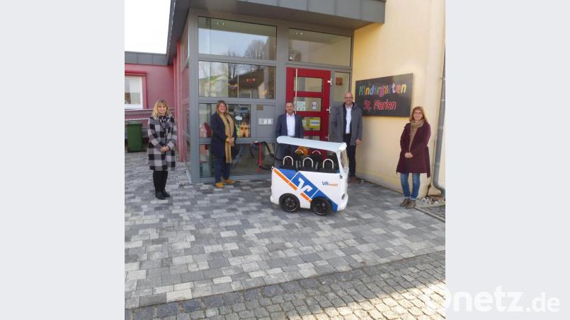 Die Ausfahrt mit dem Kinderbus kann beginnen: Bei der Übergabe am Kindergarten (von rechts): Leiterin Christine Götz, Geschäftsstellenleiter Michael Liedl und Prokurist Helmut Forster von der Raiffeisenbank sowie die Erzieherinnen Susanne Graf und Sonja Hackner. Bild: bk