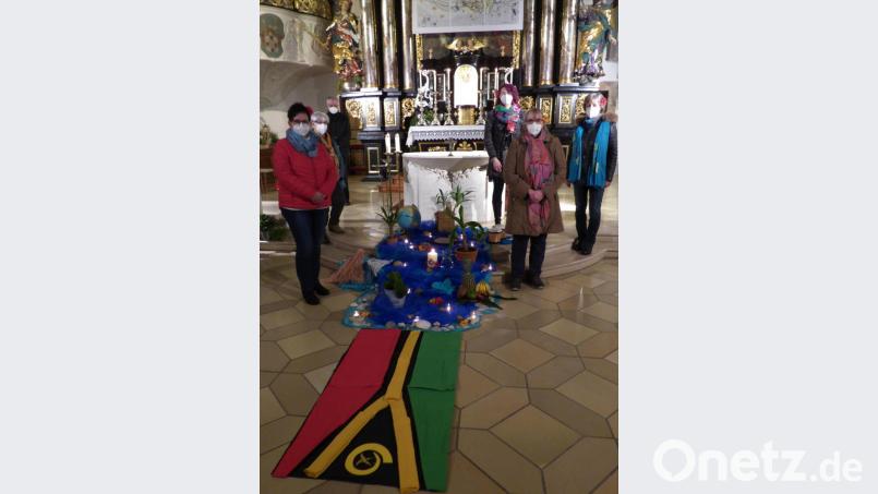 Frauen beider Konfessionen haben den diesjährigen Weltgebetstag gemeinsam vorbereitet: Claudia Melchner, Teamsprecherin Christine Pfeiffer, Hausherr Stadtpfarrer Edmund Prechtl, Tanja Maurer, Karin Weigl und Karin Kumpf (von links). Mit Gegenständen, Symbolen und Bildern aus Vanuatu dekorierten sie die den Platz vor dem Volksaltar in der Stadtpfarrkirche Sankt Georg. Bild: mng