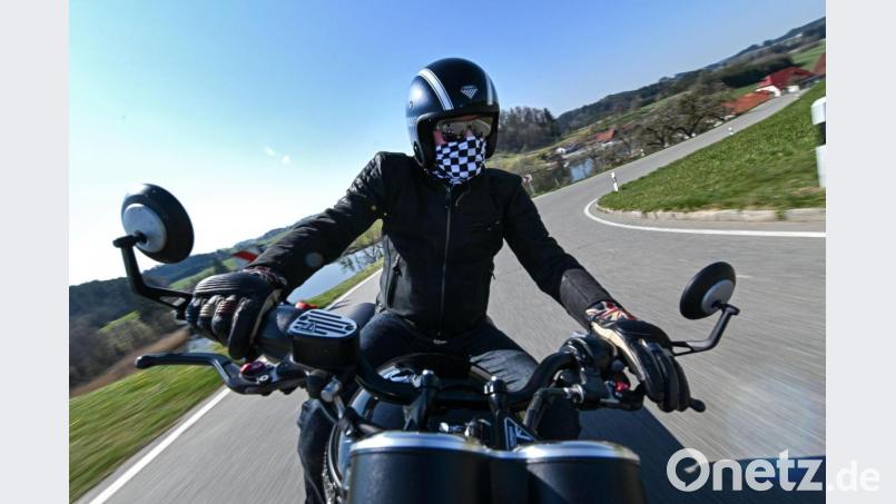 Ein Motorradfahrer fährt auf einer kurvenreichen Strecke. Symbolbild: Felix Kästle/dpa