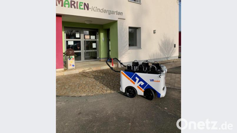 Der Marienkindergarten in Auerbach hat von der Raiffeisenbank einen elektrobetriebenen Cabrio-Kinderbus im Wert von 5.300 Euro bekommen. Bild: Raiffeisenbank Auerbach-Freihung eG/exb