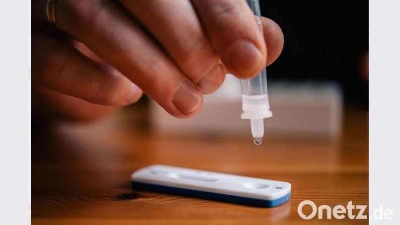 Von Beginn der Woche an sollen alle, die es wollen, ohne besonderen Anlass untersuchen können, ob sie mit dem Coronavirus infiziert sind und möglicherweise andere anstecken könnten. Symbolbild: Zacharie Scheurer/dpa