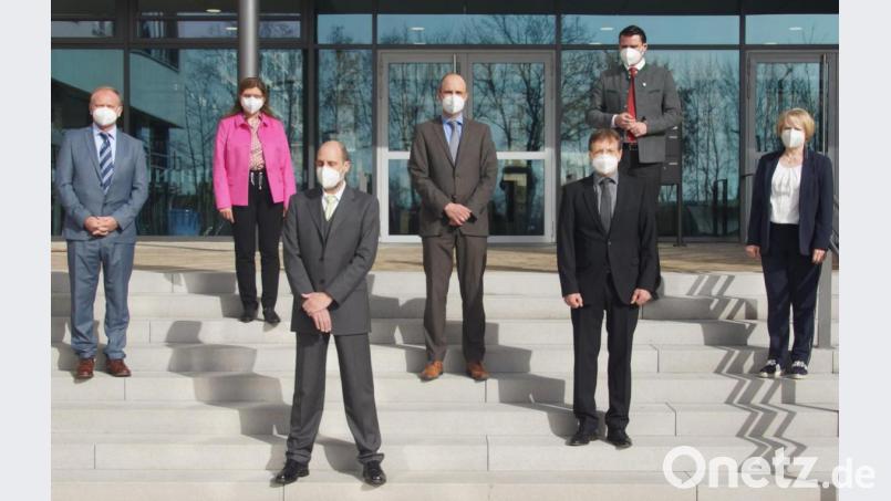 Johann Bauer (Dritter von rechts) wurde als stellvertretender Schulleiter verabschiedet. Mit im Bild (von links): Schulleiter Josef Most, Eva Wurdack, Armin Erben, Thomas Schlütsmeier, Landrat Thomas Ebeling und Rosina Pimmer. Bild: Marcus Trepesch/exb