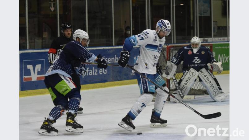 Für die Blue Devils (Szene aus einer Partie gegen Lindau) stehen in der Hauptrunde der Oberliga Süd noch zwei Spiele auf dem Programm. Die Begegnung am Sonntag, 14. März, gegen den EC Peiting ist jedoch gefährdet, da beim ECP die Quarantäne erst am 13. März abläuft. Archivbild: gb