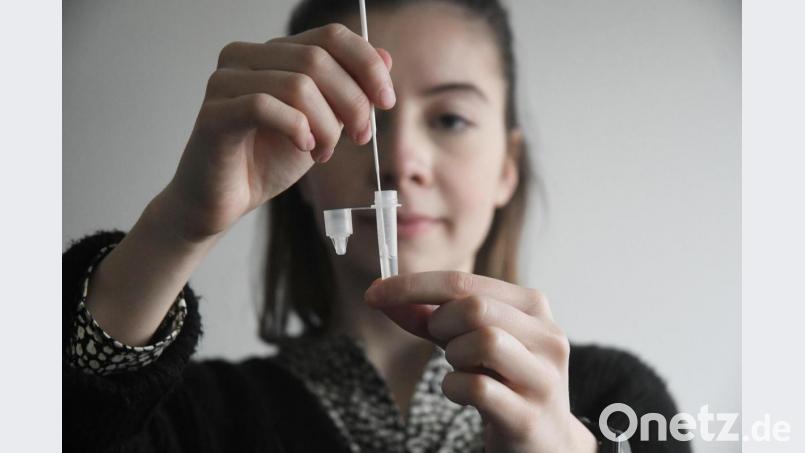 So funktioniert der Corona-Selbsttest. Auszubildende Nathalie Frouz unterstützte mich bei dem Test. Bild: Gabi Schönberger
