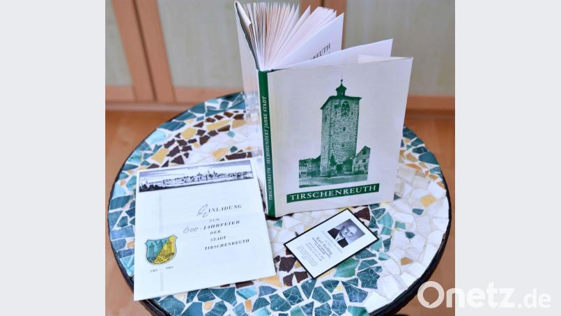 Die Chronik von 1964, mit Einladung zum Festakt und dem Sterbebild vom Altbürgermeister Karl Ruffing. Bild: tsp