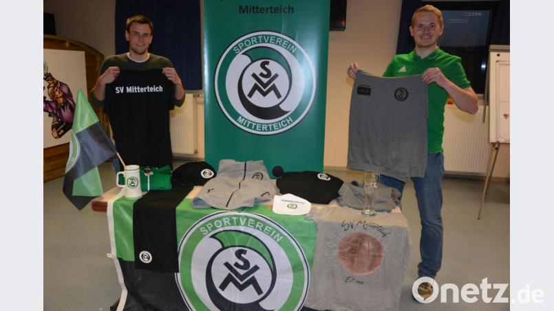 SV-Fördervereins-Vorsitzender Florian Greim (rechts) und sein Stellvertreter Tobias Seitz präsentieren eine kleine Auswahl an Fanartikeln, wie sie im Online-Shop des SV Mitterteich gekauft werden können. Bild: jr