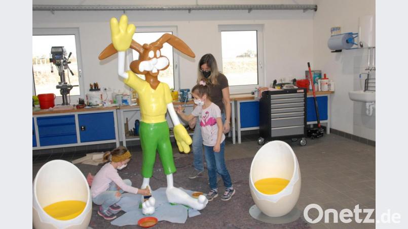 Mit Luisa und Frieda hat Projektleiterin Tanja Bauer fleißige Helferinnen für die Aktion „Hallo Hase“. Aufgestellt wird der Hase in der Grünanlage beim Hirschwaldkunstwerk, wenn es das Wetter und die Corona-Situation zulassen, soll am Dienstag, 16. März, geschehen. Bild: pop