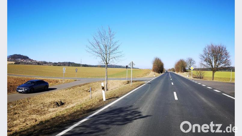 Der bestehende Fuß- und Radweg an der Staatsstraße zwischen Mitterteich und Konnersreuth endet gegenüber der oberen Einfahrt nach Pechofen. Reiner Artmann äußerte im Stadtrat den Wunsch nach einer durchgehenden Verbindung in die Nachbargemeinde. Bild: lnz