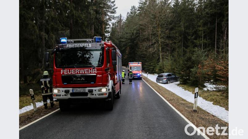 Ein Auto kam auf der Straße von Poppenreuth nach Friedenfels von der Straße ab. Bild: rw