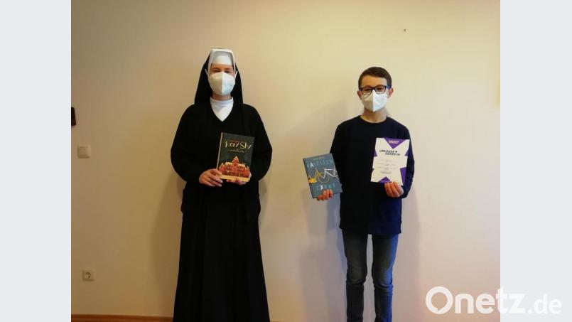 Schwester Theresia Hauthaler von der Realschule in Auerbach und Sieger Luca Schreg. Bild: Christian Schreg/exb