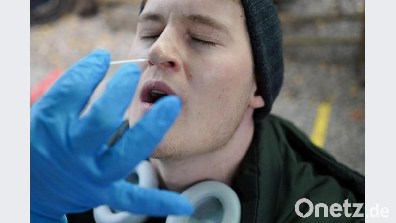 Bei Marlon wird ein Abstrich für einen Coronatest entnommen. Symbolbild: Jörg Carstensen/dpa