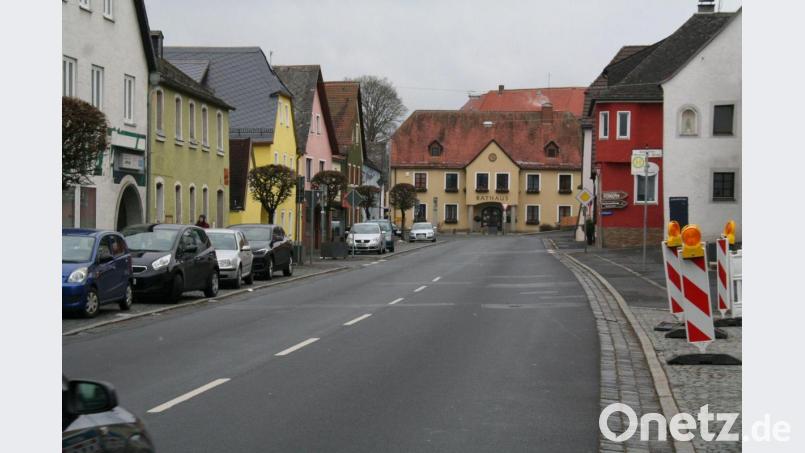 Ab dem neuen Rathaus erfolgt die Sanierung der Wasserleitung durch den kompletten Markt in Bauabschnitten mit etwa 20 Metern. Bild: fpoz