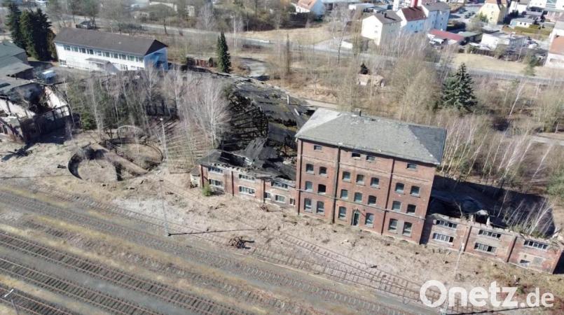 Gerne als künftiges Gewerbegebiet gesehen, das Bahnbetriebswerk Weiden, das längst zu einer Ruinenlandschaft mit Altlasten geworden ist. Links (im weißen Gebäude) war einst die Kabine und die Verwaltung. Nur noch zu erahnen ist der ehemalige Lokschuppen mit der Drehscheibe. Rechts im roten Gebäude logierte die Lokleitstelle. Im Hintergrund die Straße &quot;Hinterm Rangierbahnhof&quot;. Bild: August Beer