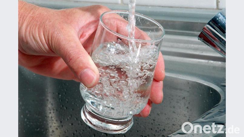 Nicht immer ist das Wasser aus den Leitungen einiger Kirchenthumbacher so klar. Damit beschäftigt sich nun der Marktrat. Symbolbild: Hubert Link/dpa